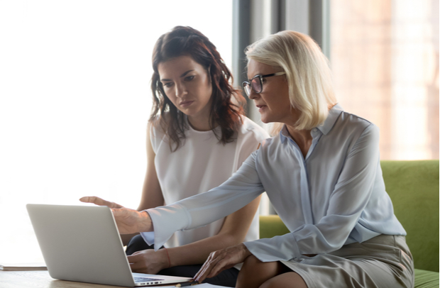An agent and a client discussing Selective Insurance
